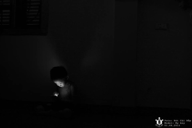 Ngay cả khi bóng tối vây quanh, thì điều duy nhất những đứa trẻ mê smartphone quan tâm chỉ là chiếc điện thoại.